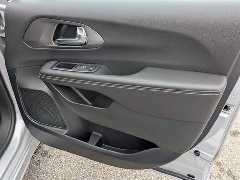 New 2026 Chrysler Pacifica Select image 31