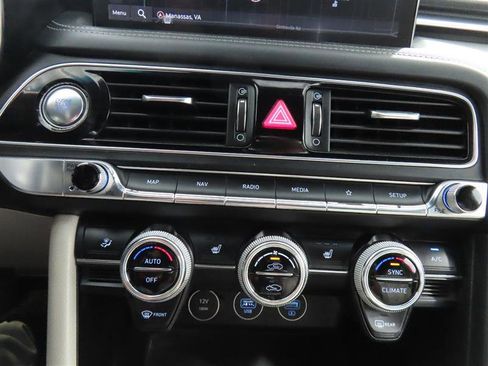 Used 2023 Genesis G70 2.0T image 28