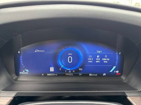 Used 2024 Ford Explorer Platinum w/ Technology Package AWD/4WD image 12