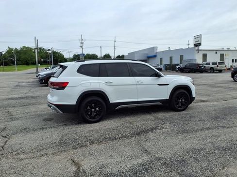 Used 2025 Volkswagen Atlas Peak Edition SE AWD/4WD image 16