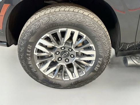 Used 2025 Chevrolet Tahoe Z71 w/ Z71 Off-Road Package AWD/4WD image 34