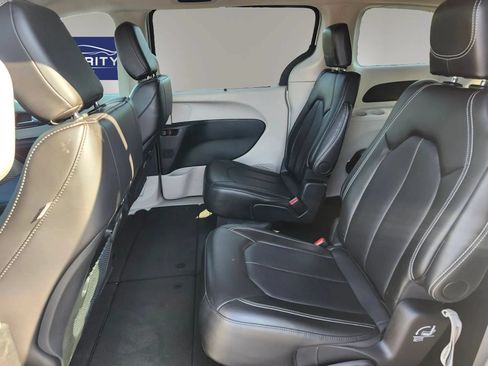 Used 2024 Chrysler Pacifica Touring-L FWD image 27