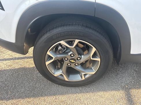 Used 2025 Chevrolet Trax LT FWD image 8