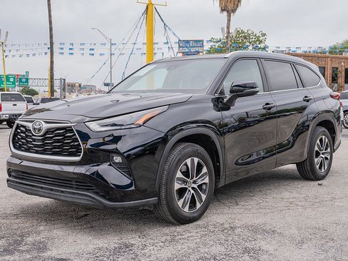 Used 2023 Toyota Highlander XLE image 9