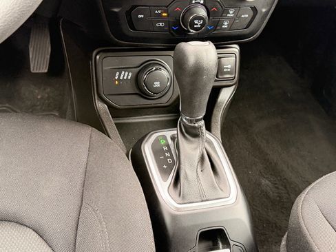 Used 2023 Jeep Renegade Latitude AWD/4WD image 19