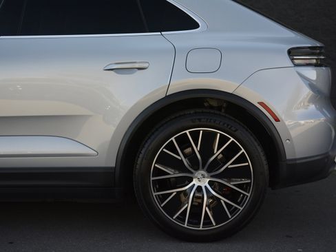 Certified 2025 Porsche Macan 4S Electric image 41