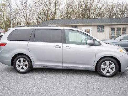 Used 2017 Toyota Sienna LE image 10