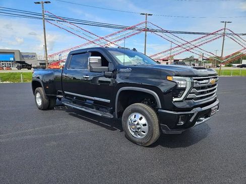 Used 2025 Chevrolet Silverado 3500 High Country w/ High Country Premium Package AWD/4WD image 2