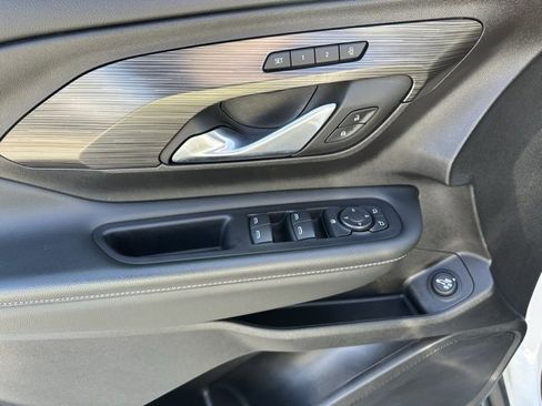 Certified 2024 GMC Terrain SLT image 3