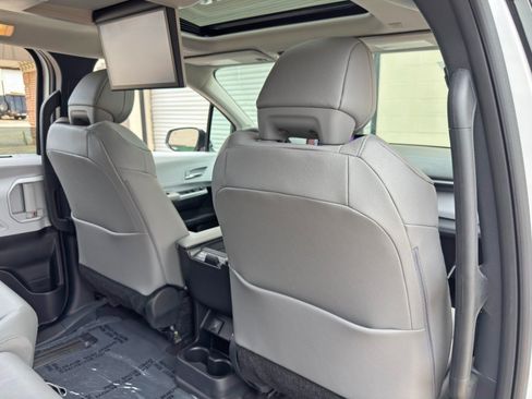 Used 2026 Toyota Sienna XLE FWD image 41
