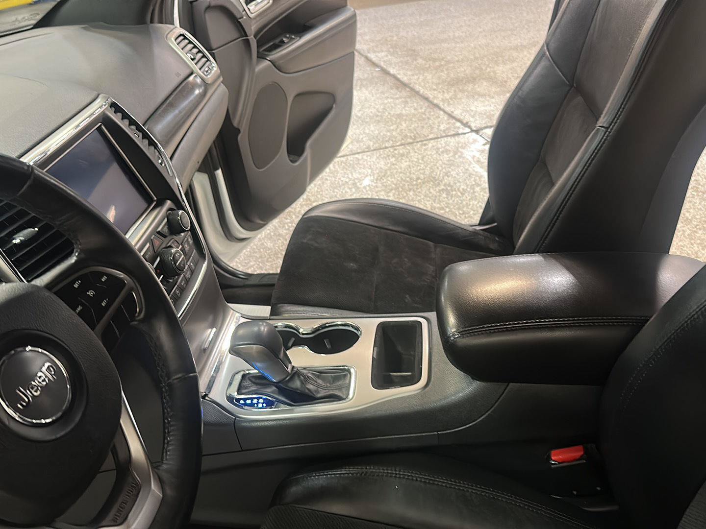 Used 2018 Jeep Grand Cherokee Altitude AWD/4WD image 25