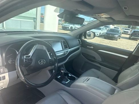 Used 2017 Toyota Highlander XLE AWD/4WD image 12