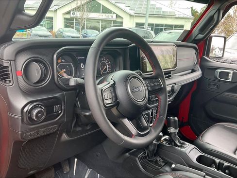 Used 2024 Jeep Wrangler Unlimited Rubicon AWD/4WD image 16