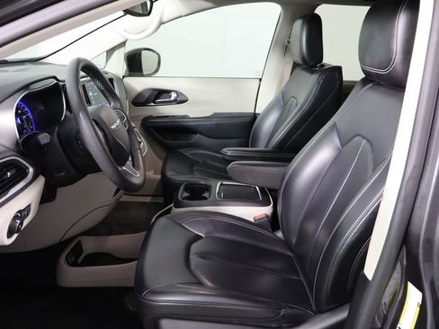 Used 2023 Chrysler Pacifica Touring-L FWD image 14