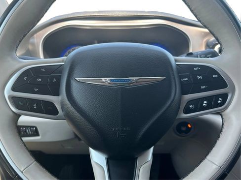 Used 2018 Chrysler Pacifica Limited w/ Advanced Safetytec Group FWD image 23