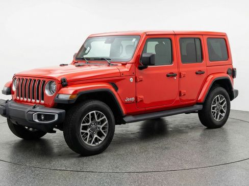 Used 2025 Jeep Wrangler Sahara image 3
