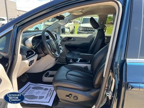 Used 2023 Chrysler Pacifica Touring-L image 9