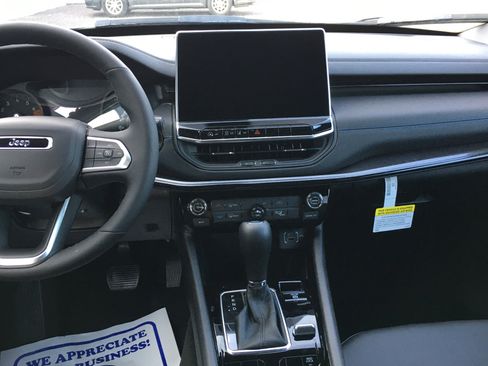 New 2026 Jeep Compass Latitude image 9