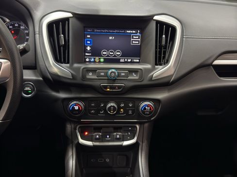 Used 2024 GMC Terrain SLE w/ Driver Convenience Package image 27