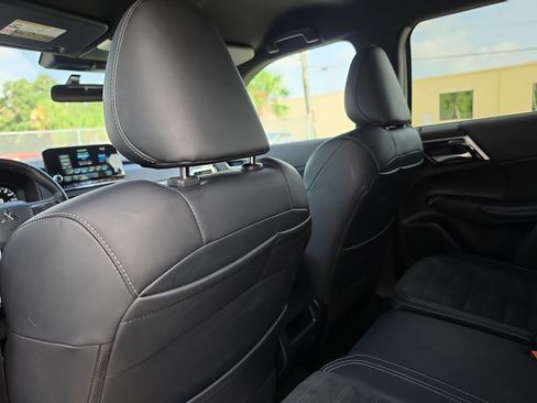 Used 2024 Mitsubishi Outlander SE Black Edition FWD image 10
