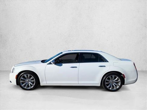 Used 2017 Chrysler 300 C image 8