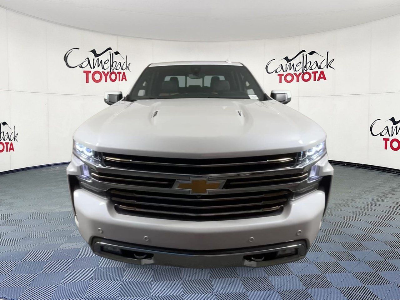 Used 2019 Chevrolet Silverado 1500 High Country w/ Technology Package AWD/4WD image 5