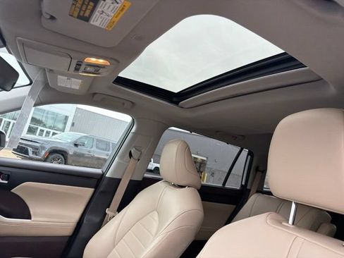 Used 2022 Toyota Highlander XLE AWD/4WD image 17