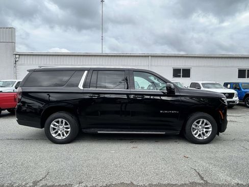 Used 2025 Chevrolet Suburban LT AWD/4WD image 2