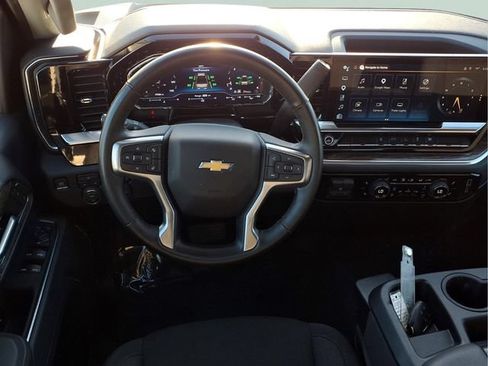 Used 2025 Chevrolet Silverado 2500 LT w/ Convenience Package AWD/4WD image 4