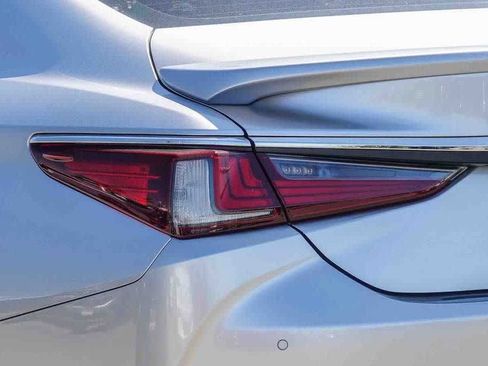 Used 2025 Lexus ES 300h w/ Premium Package FWD image 7