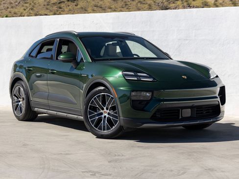 Certified 2025 Porsche Macan Electric RWD image 9