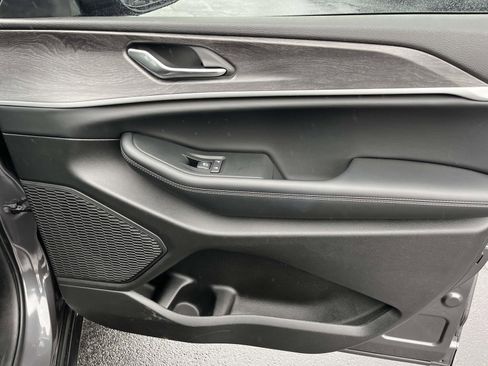 Used 2025 Jeep Grand Cherokee L Limited w/ Luxury Tech Group II image 22