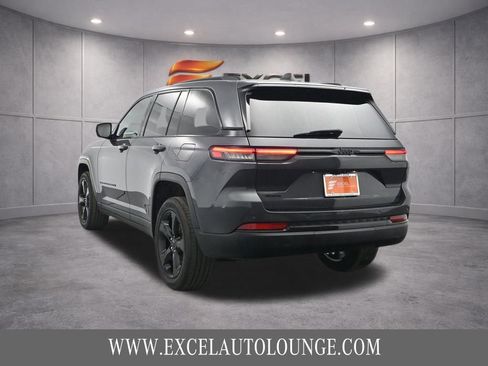 Used 2022 Jeep Grand Cherokee Altitude AWD/4WD image 5