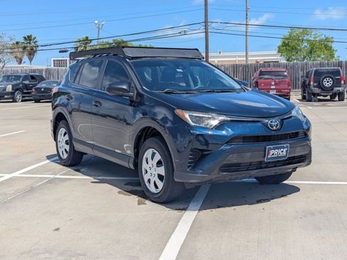 Used 2018 Toyota RAV4 LE FWD image 3
