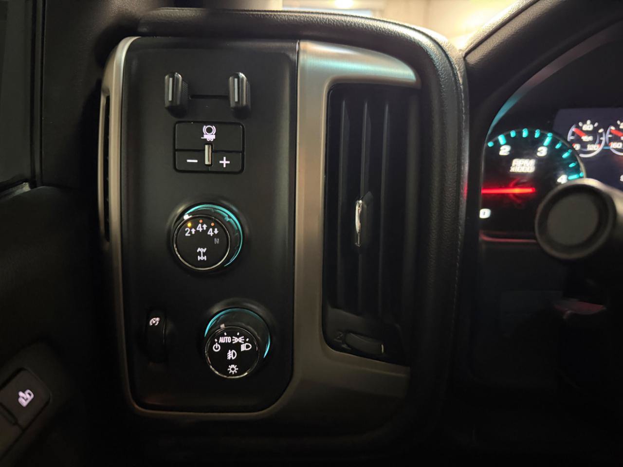 Used 2018 GMC Sierra 2500 Denali w/ Suspension Package, Off-Road AWD/4WD image 33