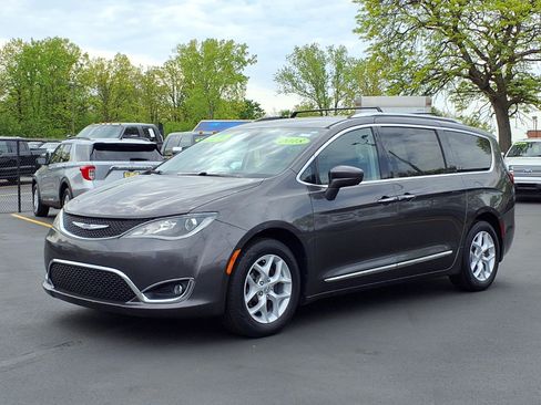 Used 2018 Chrysler Pacifica Touring-L w/ Tire & Wheel Group FWD image 1