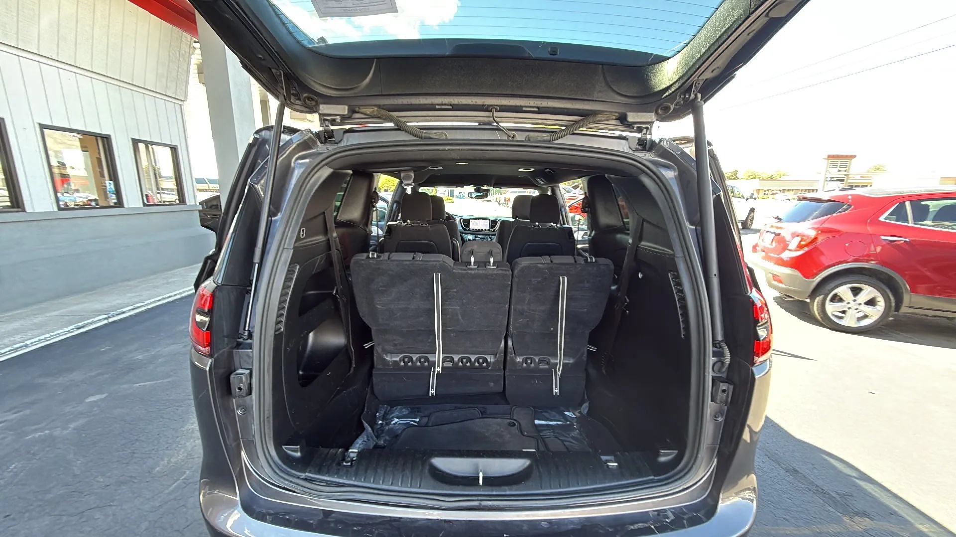 Used 2023 Chrysler Pacifica Touring FWD image 17