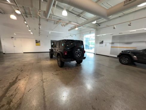Used 2025 Jeep Wrangler Unlimited Sahara AWD/4WD image 16