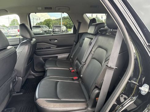 Used 2024 Nissan Pathfinder SL w/ Black Appearance Package AWD/4WD image 21
