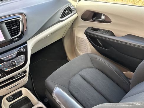 Used 2023 Chrysler Voyager LX image 21