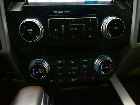 Used 2019 Ford F150 Lariat w/ Equipment Group 502A Luxury AWD/4WD image 20