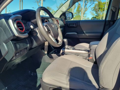 Used 2021 Toyota Tacoma TRD Sport image 9