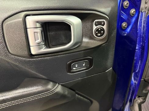 Used 2018 Jeep Wrangler Unlimited Sahara w/ Safety Group AWD/4WD image 11