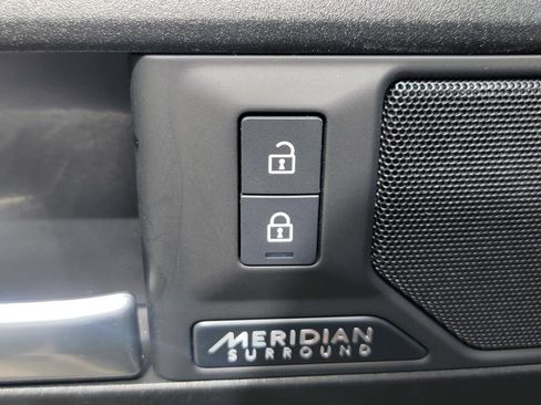 Used 2025 Land Rover Defender 110 V8 AWD/4WD image 32