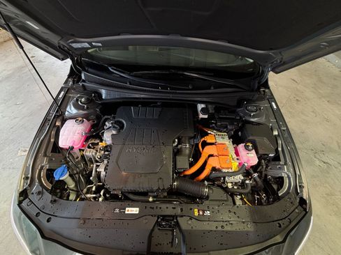 Used 2025 Hyundai Elantra Limited image 38