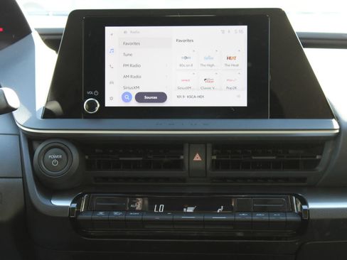 Used 2025 Toyota Prius LE FWD image 30
