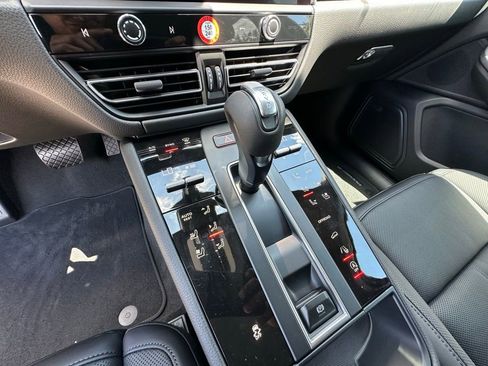 Certified 2025 Porsche Macan image 24