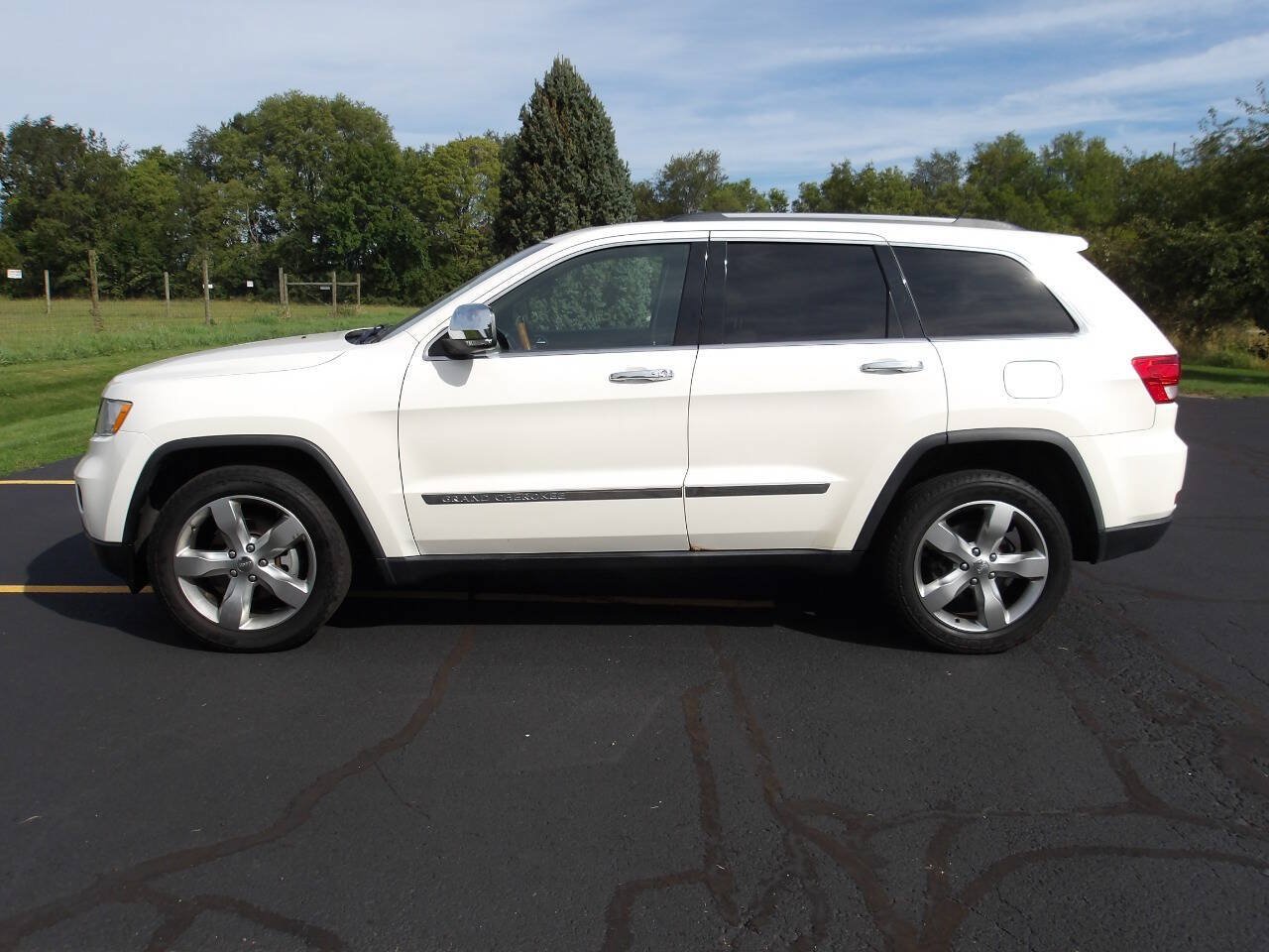 Used 2011 Jeep Grand Cherokee Overland AWD/4WD image 10