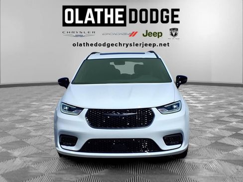 New 2026 Chrysler Pacifica Limited w/ S Appearance Package FWD image 30