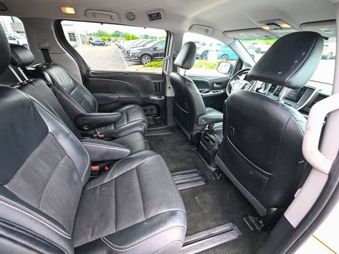 Used 2017 Toyota Sienna SE FWD image 28